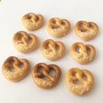 本物のパンでできた✳︎岩塩プレッツェルのパンブローチ＊（マグネットに変更可）
