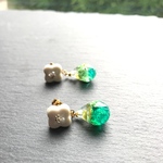 白タイルとグリーンのしずく ピアス