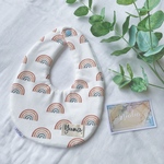 【手刺繍お名前入り】スタイ　ナチュラルレインボー