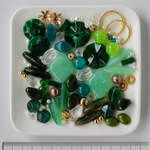 //ビーズ アソート// グリーン系 ハンドメイド パーツ ビーズ アクリル 素材 ピアス イヤリング カボション 