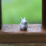 磁器製の小さな小さなウサギの置物：金色の毛並み（Porcelain Figurine of a Tiny Rabbit）