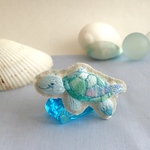 泳ぐウミガメ手刺繍ブローチ