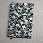 [再販] ブックカバー Ａ５サイズ「波模様にうきわにゃんこ(黒)」