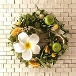 プルメリアとオレンジのリース(22cm)