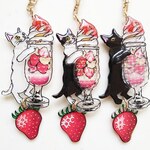 いちごパフェと猫のキーホルダー