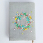 可愛い花の刺繍のブックカバー