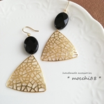 ブラックオニキスと透かしパーツのピアス