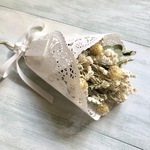 ドライフラワーの白い小さな花束(スワッグ)