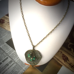 スチームパンク/大きめの透かしリーフと緑の天然石ペンダント