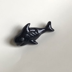 オキゴンドウクジラのブローチ