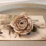 布花　カップ咲きの薔薇ブローチ　アンティークホワイト