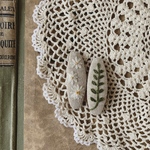 ❁ 再販② ❁ デイジーとリーフの刺繍パッチンピン