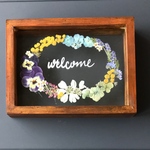 ガラスの押し花額〜お花いっぱいの可愛いリース！文字変更でプレゼントに最適