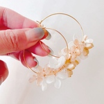 揺れる 紫陽花 フープピアス サージカルステンレス ベージュ