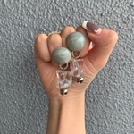 くすみグリーンとクリアシルバーピアス