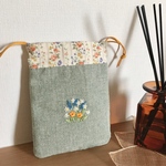 手縫い刺繍入り〜花畑の巾着ポーチ