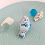 澄んだ水面色マナティ手刺繍ブローチ