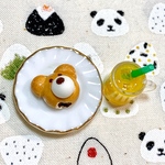 ミニチュア🐻ボクのおやつ、我慢出来ずに食べちゃった（OJ）