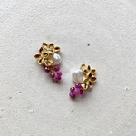 ルビーとバロックパールのつまみ細工のお花のイヤーアクセサリー　ゴールド