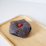 刺し子ピンクッション（羊毛100・変わり米の花刺し・紺）