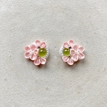 ペリドットとつまみ細工のお花のイヤーアクセサリー　
