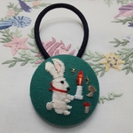 ろうそくを持ったうさぎの刺繍ヘアゴム🐇🕯️(くるみボタン)