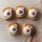 ミニチュア　目玉焼きトースト　1つ　ブローチ　マグネット