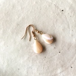 高瀬貝しずく型ピアス 薄茶_お呼ばれにも！