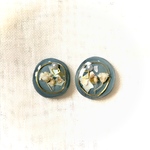 くすみブルー　押し花と金箔とワイヤー　まあるいボタンピアス　イヤリング　プラ板アクセサリー