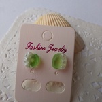 シーグラスの小粒ピアス（緑）