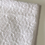 白の刺繍生地　マーガレット