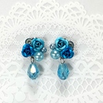 水色の薔薇としずくのピアス