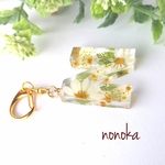 お花のイニシャルキーホルダー