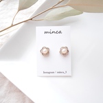 𓐍小ぶり フラワー　パール𓐍 ピアス/イヤリング  カボション  オフィス　結婚式　二次会　お呼ばれ　パーティー　清楚　上品
