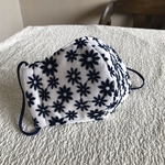 青い花刺繍の立体マスク(涼感ガーゼ仕様)