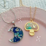 きのこの中で夢見るネコ。レジンネックレス