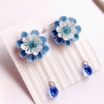 ライトブルーのお花と1粒の雫✩.*˚ピアスorイヤリング つまみ細工