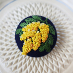 ミモザの手刺繍ブローチ紺