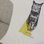 『無心の心』瞑想する猫の半袖Tシャツ
