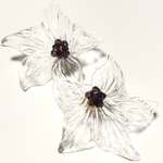 透明 ゆりの花ピアス