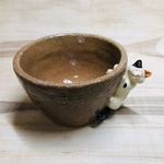ネズミを捕まえたはいいけどどうしていいか分からない三毛ねっこぐい呑