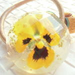 黄色のビオラの押し花樹脂　ヘアゴム