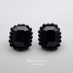 アクリルパーツ×ビーズ縁取り刺繍ピアス/イヤリング（ブラック）