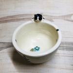 器の底の青い花を見つめるハチワレねっこぐい呑