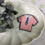 刺繍ブローチ　ピンクのシャツ