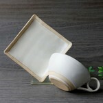 「koyuzu0609様ご予約品」ティーカップ&四角皿のセット（オフ白）