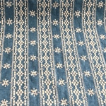 ヴィンテージでデニムな風合い　刺繍生地