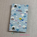 ブックカバー 新書サイズ「波模様にうきわにゃんこ(水色)」