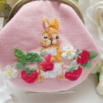 手刺繍がま口　苺大好き🐰うさぎさん＊受注制作＊