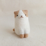羊毛フェルトで作った猫(白カフェオレ色)